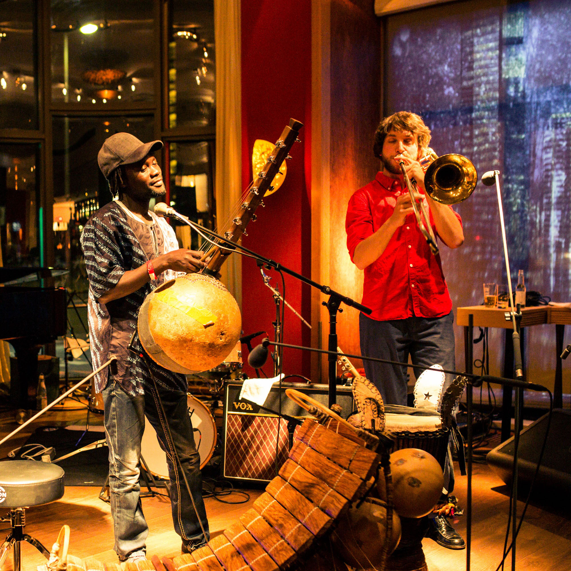 Kein ethno-verklärtes Africa light, sondern musikalische Gespräche, in denen beide authentisch bleiben.